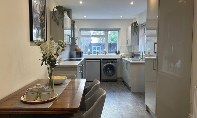 Gloucester House | Gloucester House - 5 Bed Home - Sleeps 10 - Wifi
