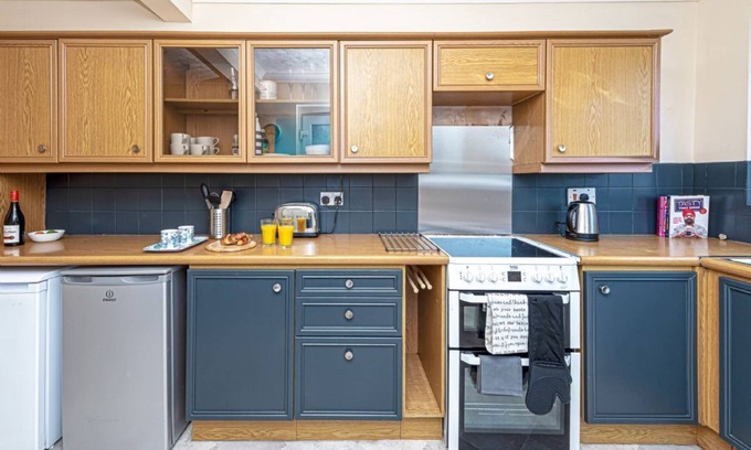 Llanbedrog Cottage | Glyn-y-Mor - Llanbedrog - a bungalow that sleeps 7 guests in 3 bedrooms
