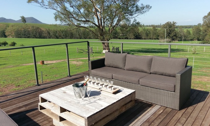Reedy Creek Villa | Go bushwalking in 1200 acres or just sit back and relax. Vineyards are 30 mins,