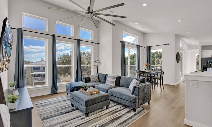 Point Venture House | Go Hit the Lake! Cool House-Mins to Lake Travis!