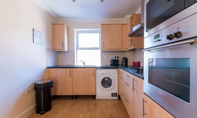 Swindon Apartment | Godwin Court - 2 Bedroom Homely Apartment Sleeps 6