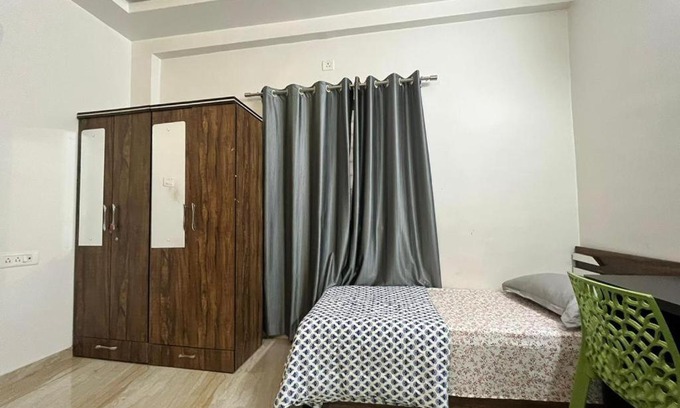 Viman Nagar Bed & Breakfast | Gokul Nagar (only for Female)