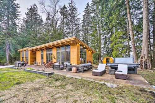 Gold Bar House | Gold Bar Cabin on Skykomish River Heated Swim Spa