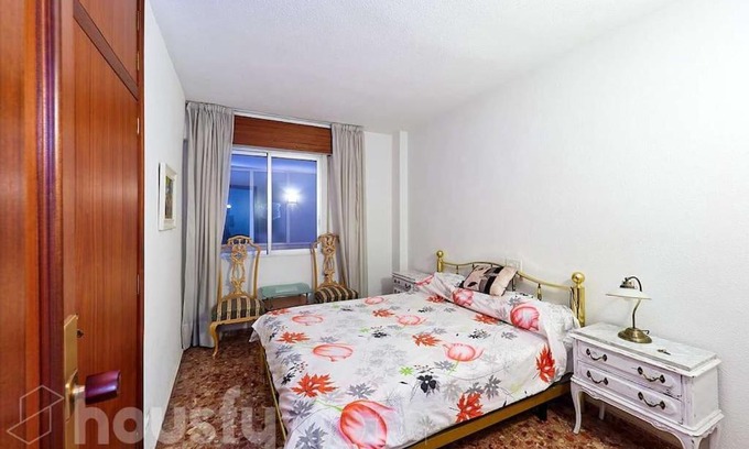 Ensanche Diputacion House | Gold Bedroom in the Center of Alicante