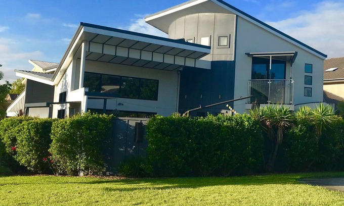 Varsity Lakes House | Gold Coast Island Oasis