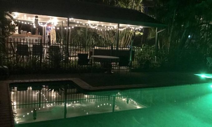 Gaven Apartment | Gold Coast Tropical Hideaway