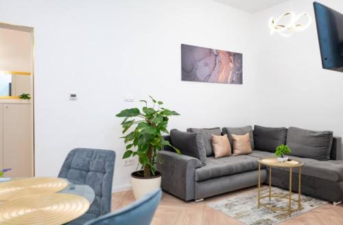 Terezvaros Apartment | Gold'n Marble Studio