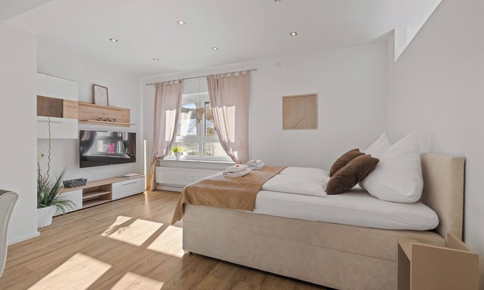 Guenzburg Apartment | Goldcream Deluxe Suite - Modern - Netflix