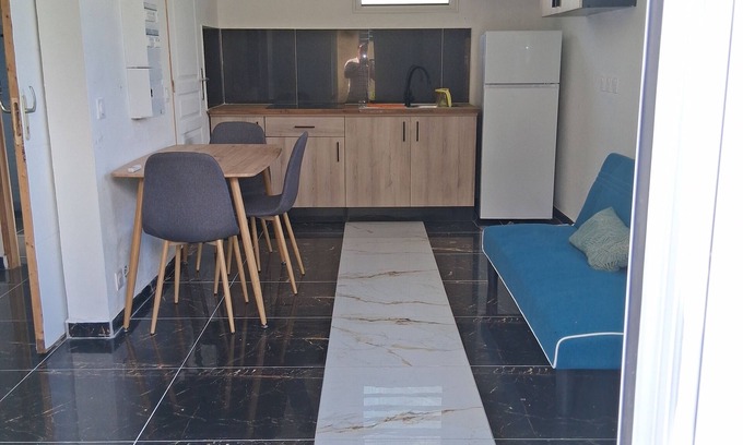 Sainte-Rose House | Golden apricot