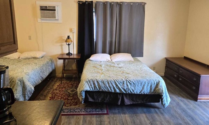 Traer Hotel | Golden Door Motel