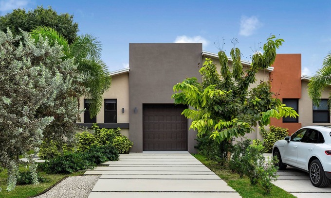 Croissant Park House | Golden Fox Downtown Pool House