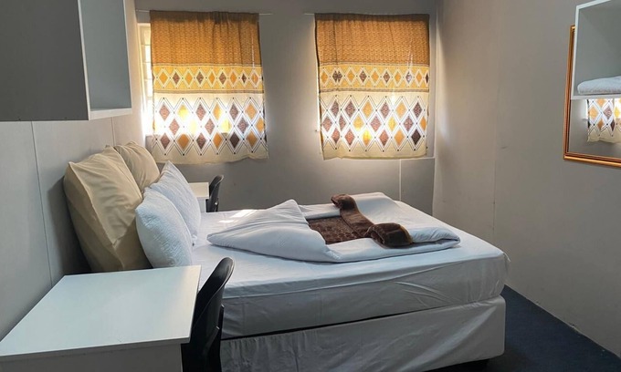 Mahikeng House | Golden gate guesthouse 0787391431