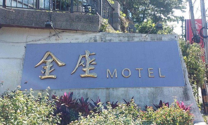 East District Hotel | Golden Motel
