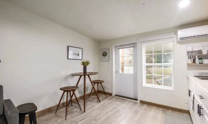 Cardinal Hills Estates House | Golden oak one bedroom w a cool patio for vacation