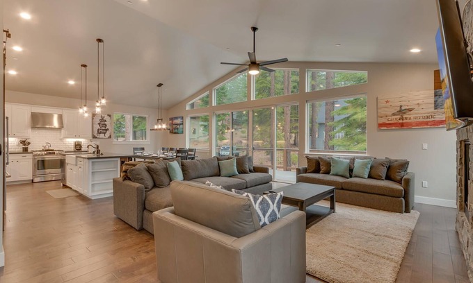 Montgomery Estates House | Golden Tee, Classic Arcade, Slot Machine, Spa, 7mins to Beach/Lake, Newly Built – Sierra Escape
