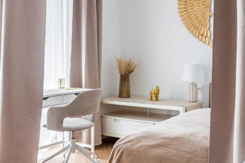 Warsaw Apartment | Golden Wings Warszawa by Aparo - Cicha Okolica, Nowy Apartament, Taras, Łóżeczko dla dziecka, Nowoczesne Bemowo