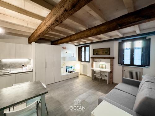 Old Town Apartment | GoldenSuitesItaly I Moderno Monolocale in Centro Storico Mantova