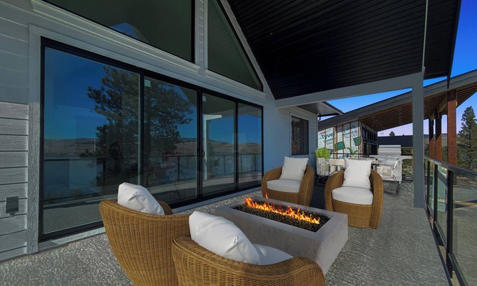 Kamloops House | Golf at Sage Brush : Lake Side House Rental at Nicola Lake