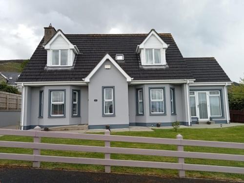 Buncrana House | Golf Beach 5 min walk away and we have wifi