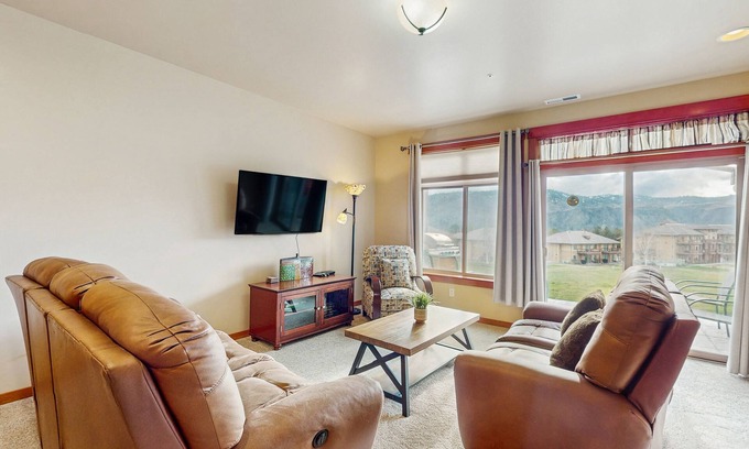 Orondo House | Golf course condo with furnished patio - walk to dining