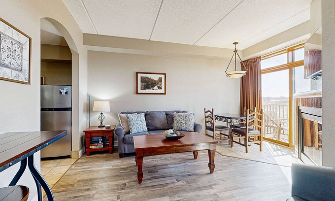 Wisconsin Dells Condo | Golf-front modern condo with fireplace, balcony, & golf course views