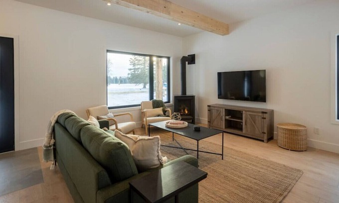 Arundel Cabin | Golf Haus 1 - Mont-Tremblant · Escape to a 3BR, Serene & Modern Cabin Retreat