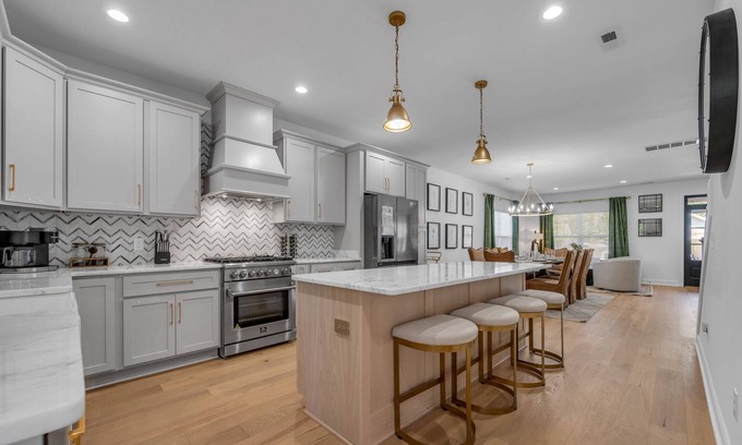 Lexington House | Golf Simulator | Hot Tub | Game Room | Pool Table