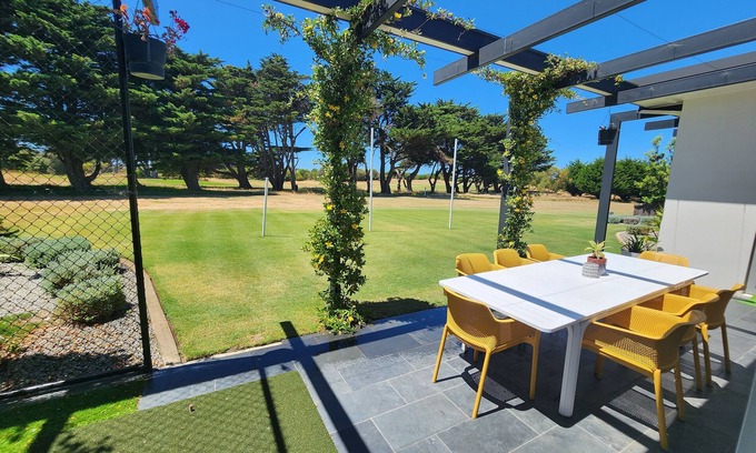 Connewarre House | Golf & Surf @ 13th Beach or bike to Barwon Heads