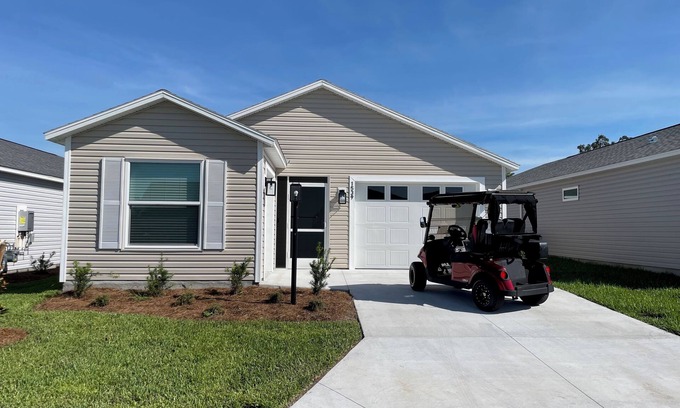 Sumter County House | Golf & water views meet fresh style in this brand-new Florida retreat!