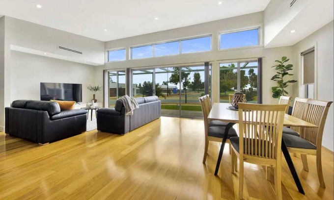 Yarrawonga House | Golfers Retreat on Melrose - 8 single beds or 4 kings