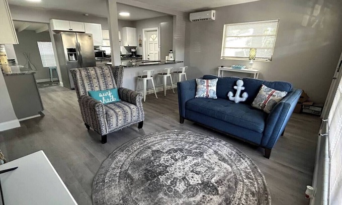 Tropic House | Gone Coastal , Great Home. Beaches, space X , FIT, Restaurants, Marina & More