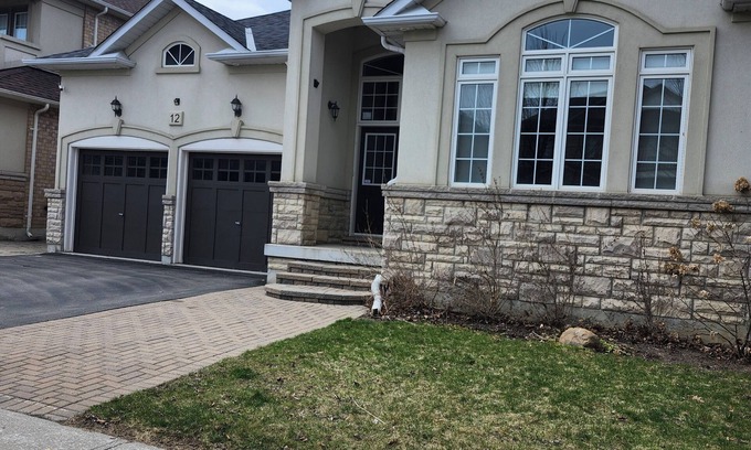 Vaughan House | Good Stay at Maple