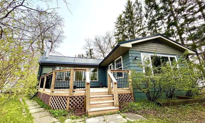Winnipeg Beach Cottage | Good Vibes at The Lake, 1 Block From Beach!