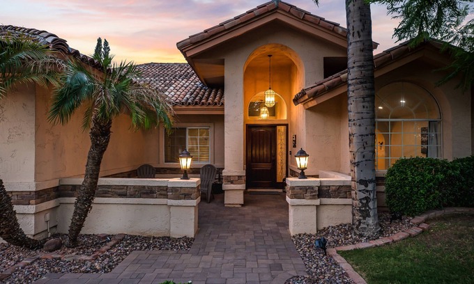 Mesa House | 🏜🌵Good Vibes~Pool~ Hot-Tub~ GIG Wi-Fi ~Sleeps 9~Game Room ~BBQ🏜🌵