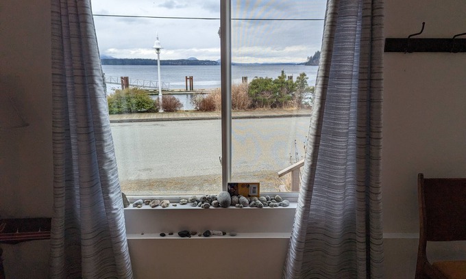 Alert Bay Hotel | Gordie's Inn & Suites