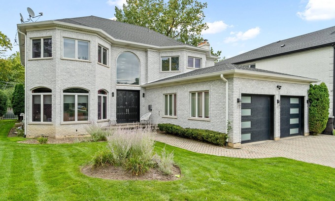 Skokie House | Gorgeous 15BD & 5.5BR House w/Ninja Gym - Skokie!