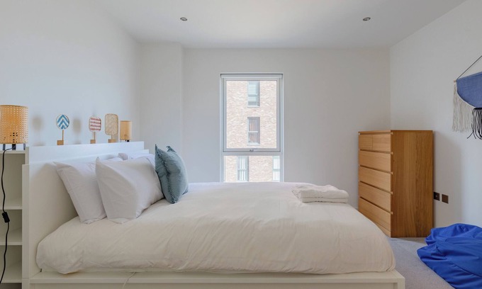 Cubitt Town Apartment | Gorgeous 1BD Flat with Incredible Views of the O2