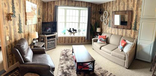 Hancock Apartment | Gorgeous 1st FL Mtn View Jiminy Suite Sleeps 4 Ski On Off
