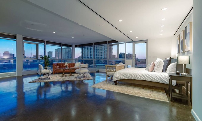 Uptown Apartment | GORGEOUS 2 bedroom penthouse in uptowns most desired area!