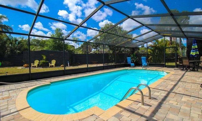 Pinecraft House | Gorgeous 2 BR/2 BA Private Pool Home Near Siesta Key - Sweet Pineapple
