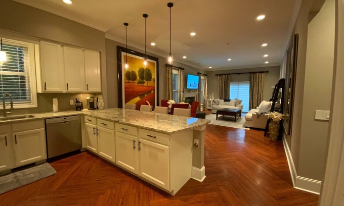 Columbus House | Gorgeous 2005 ranch, high end finishes, decor and amenities.