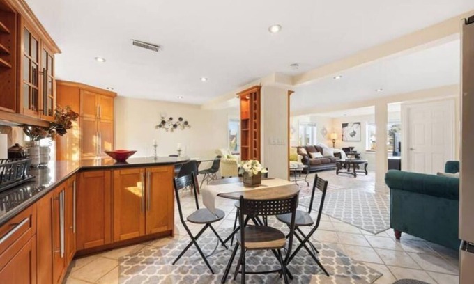 Thornhill House | Gorgeous 3 bedroom 2 bath house