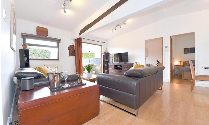 Guildford House | Gorgeous 3BD Cottage in the Heart of Guildford