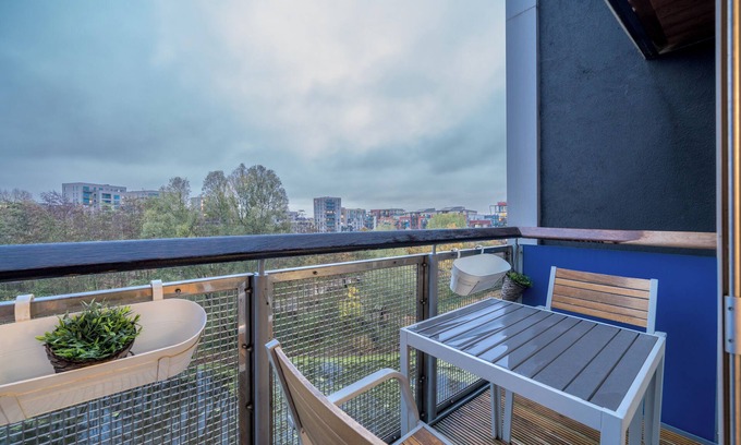 Peninsula Apartment | Gorgeous 3BD Flat w/Private Balcony - Greenwich