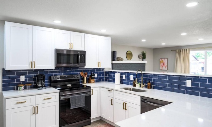 Scenic Heights House | Gorgeous- 4 King Beds Near Den w Large Game Room