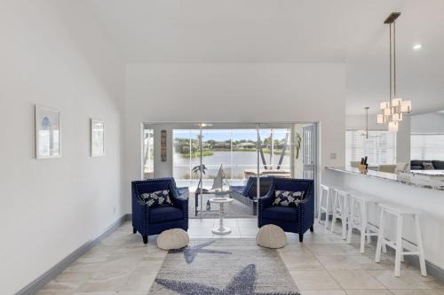 Biggar House | Gorgeous 4BR Lakefront Villa with Heated Pool