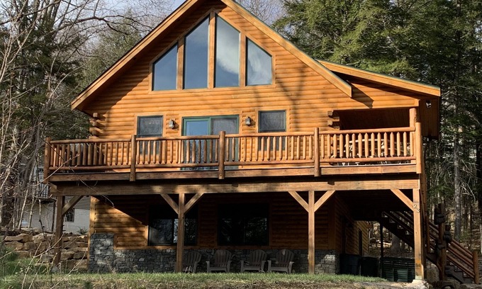 Intervale Cabin | Gorgeous 4BR Log Home Near Storyland & N. Conway. AC, Large Deck, Dog friendly