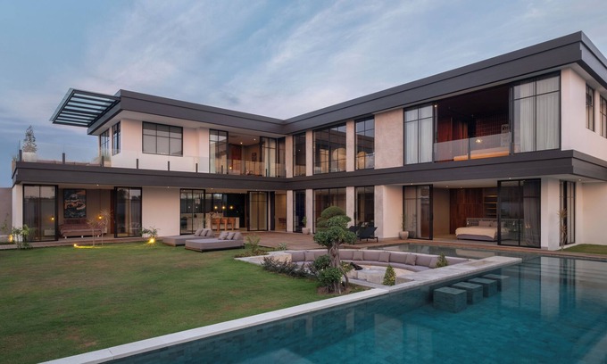 Umalas House | Gorgeous 5-bedroom villa in enchanting Bali with WiFi, AC, Huge Pool and garden