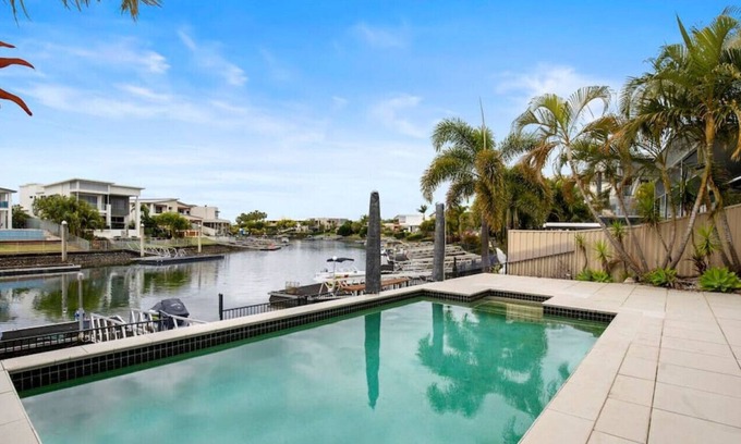 Helensvale House | Gorgeous 5brm Waterfront home