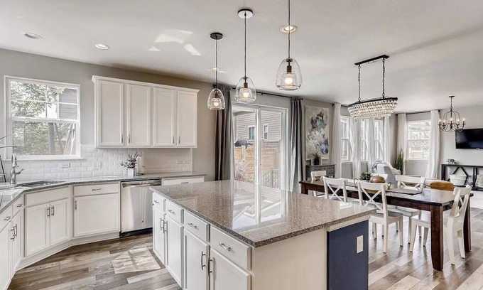 Littleton House | Gorgeous 6 bedroom, clean and bright home just outside Denver, CO